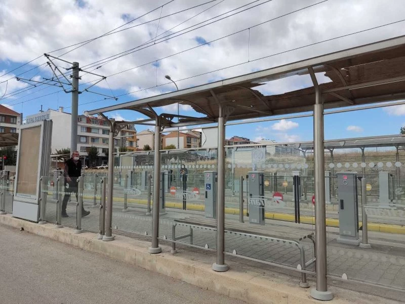 Tramvay durağındaki bakımsızlık dikkat çekiyor
