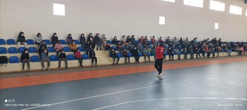 Milli Sporcu Meryem Betül Çavadar öğrencilerle bir araya geldi
