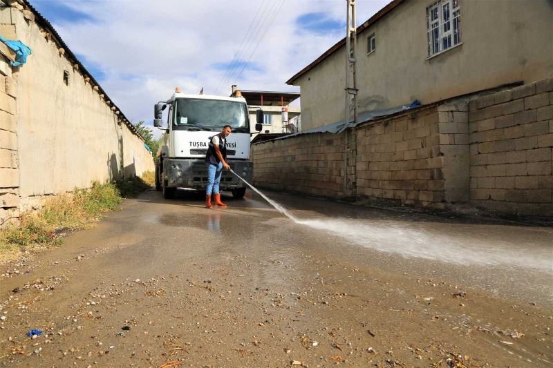 Tuşba’daki su taşkınlarının izleri siliniyor
