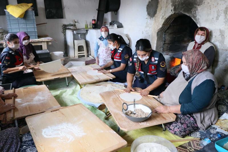 Kadın jandarmalar önce eğitim verdi, sonra oklavayı alıp hamur açtı
