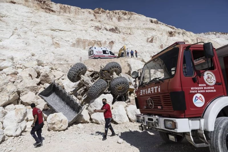 Devrilen iş makinesinin altında kalan operatör yaralı kurtarıldı

