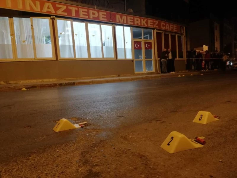 Kafeye ateş açan saldırganı bekçiler etkisiz hale getirdi
