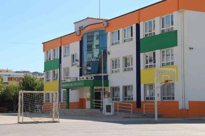 34 öğrencinin zehirlendiği olayla ilgili okulda kek ve meyve suyu dağıtan Kızılay’dan açıklama
