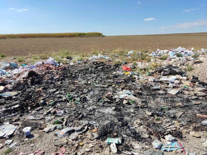 Tarım arazisi kenarları çöplüğe döndü
