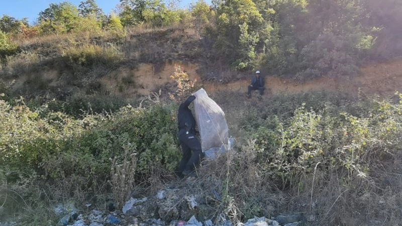 Yamaçta mahsur kalan zihinsel engelli adamı polis ekipleri böyle kurtardı
