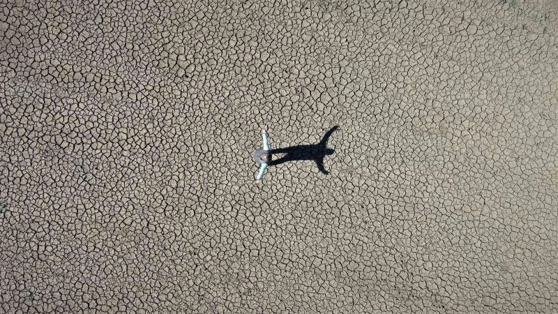Kuraklık vurdu, baraj çöle döndü
