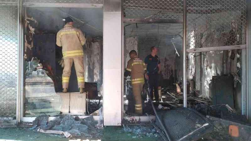 Kargo şubesinde çıkan yangında kargolar kül oldu
