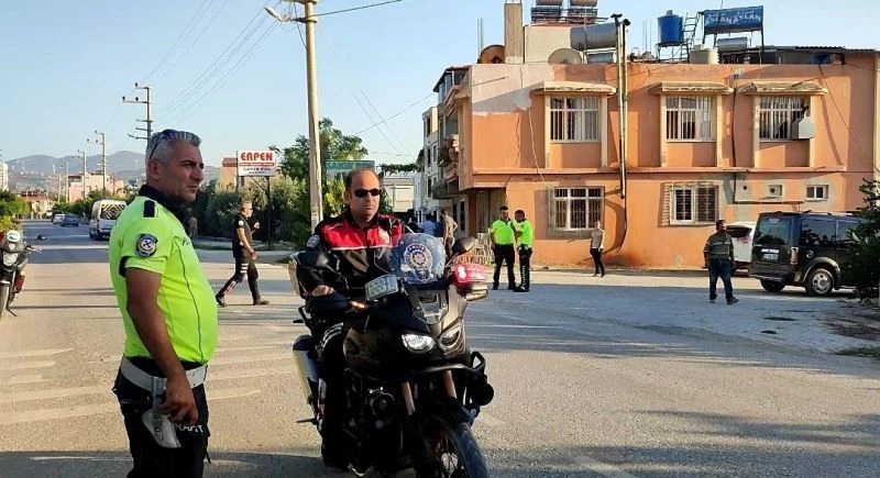 Trafik kazasını izlemeye gelen 2 kişi bir anda kavgaya tutuştu
