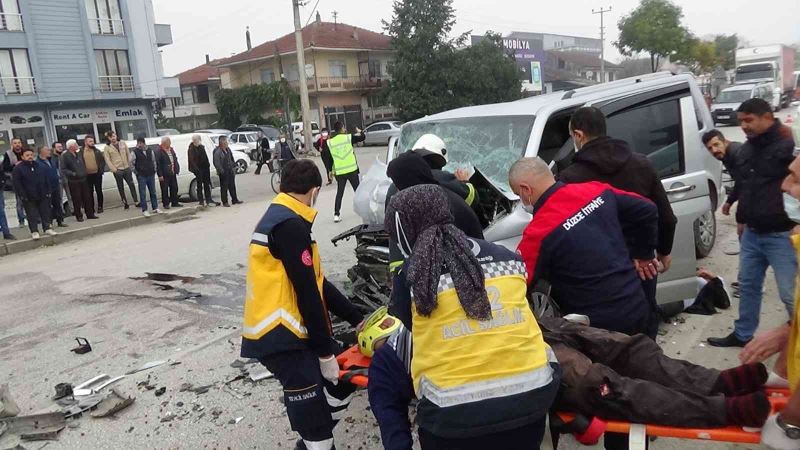 Yolcu midibüsüne arkadan vurdu biri ağır 4 kişi yaralandı
