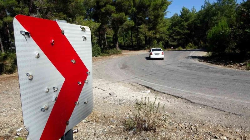 Trafik levhaları magandaların hedef tahtası oldu
