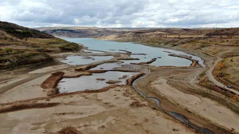 Suyu 1 kilometre çekildi, barajın son görüntüsü korkuttu

