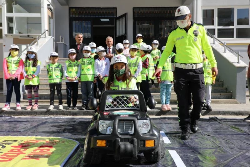 Minikler polis kıyafeti giydi, trafik eğitimi aldı
