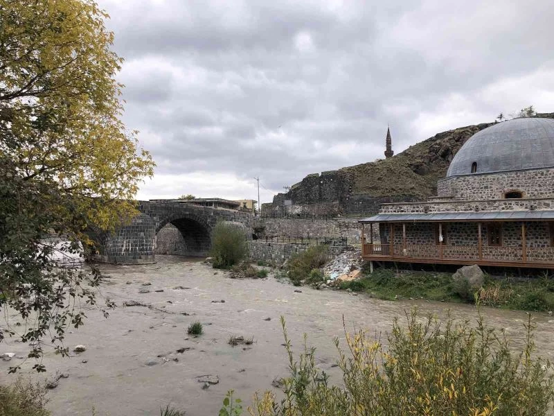 Kars’ta tarihi yerlerde sonbahar güzelliği
