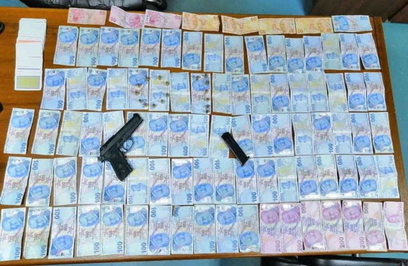 Komedi filmlerini aratmayan olay: Baskına uğrayınca çekirdek çitlediler