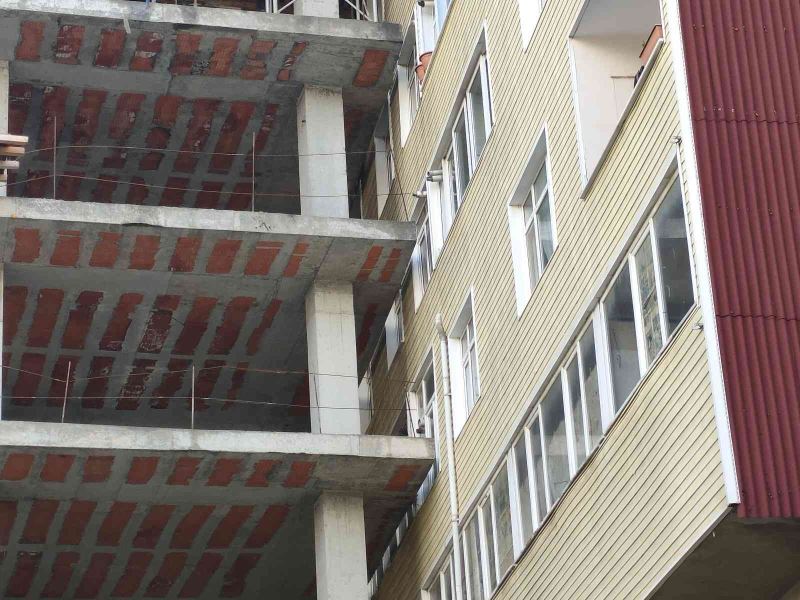 Şişli’de ilginç görüntü: Bina inşaatı 40 yıllık apartmana dayandı
