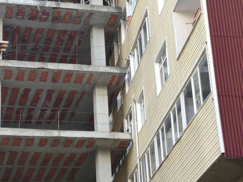 Şişli’de ilginç görüntü: Bina inşaatı 40 yıllık apartmana dayandı
