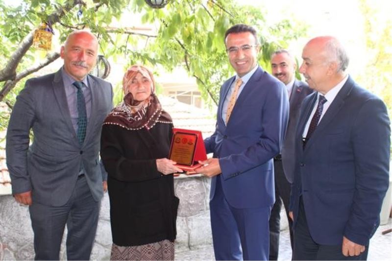 Diyanet vakfına arsa bağış yapan hayırseverlere plaket
