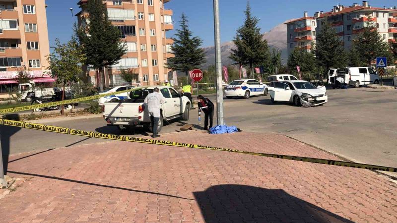 Kazaya karışıp savrulan otomobilin çaptığı kadın öldü
