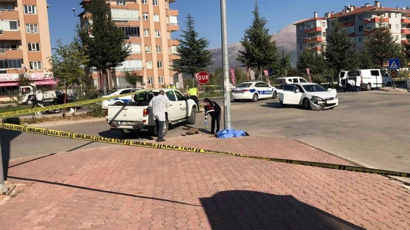 Kazaya karışıp savrulan otomobilin çaptığı kadın öldü
