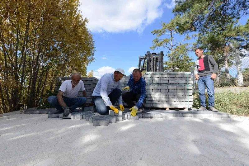 Bahabey çamlığındaki mesire alanına kilit taşı döşeniyor
