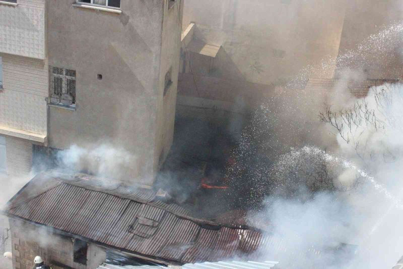 Kilis’te ev yangını çevredeki binaları tehdit ediyor
