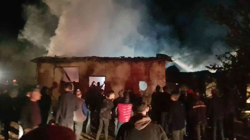 Çayırlı’da bir ev, ahır ve samanlık yanarak kül oldu
