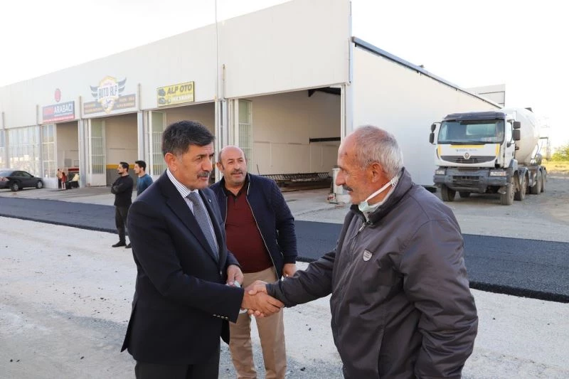 Başkan çalışmaları yerinde inceledi, esnaflarla sohbet etti