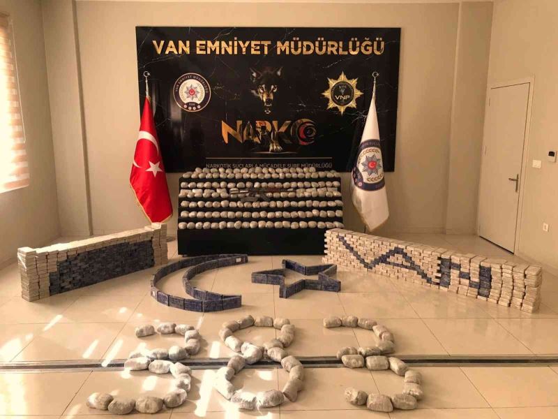 İçişleri Bakanı Soylu: “Van Başkale’de; 753 paket halinde 383 kg 122 gr eroin ele geçirildi”
