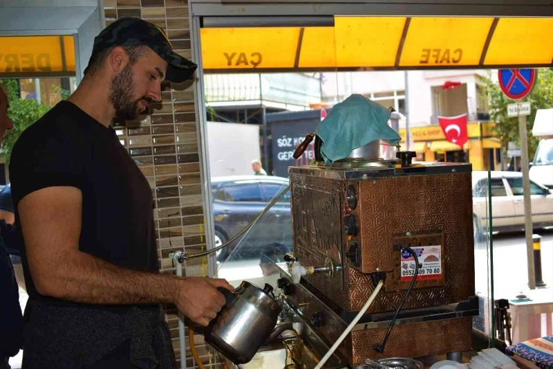 Genç çaycı, sosyal medyaya yüklediği videolarla fenomen oldu

