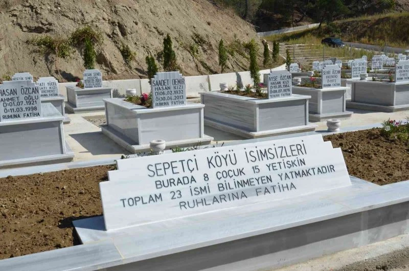 Maden sahasında kalan mezarlar, dualar eşliğinde başka bir alana taşındı
