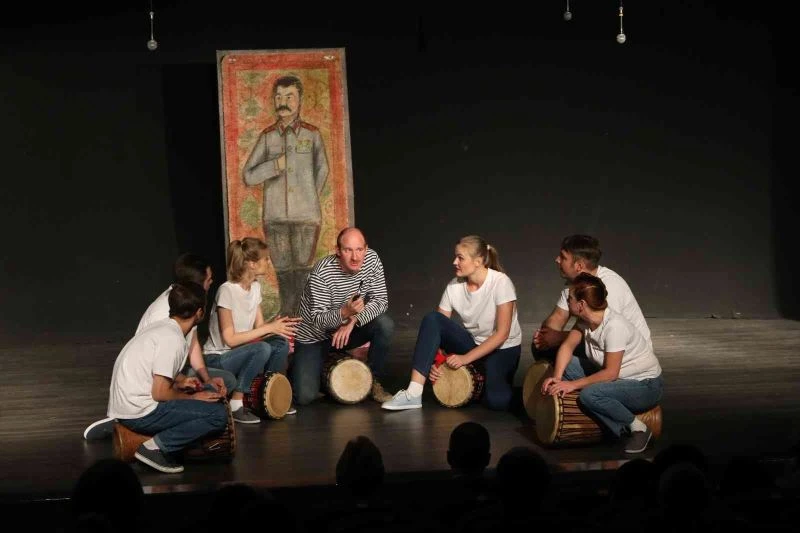 ’Nazım Hikmet: Şairin aşkı ve kaderi’ oyunu Mersin’de sahnelendi
