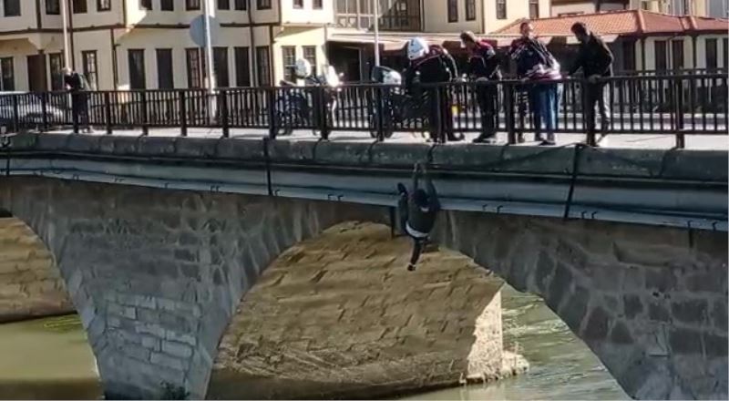 Amasya’da bunalıma giren adam köprüden Yeşilırmak’a atladı
