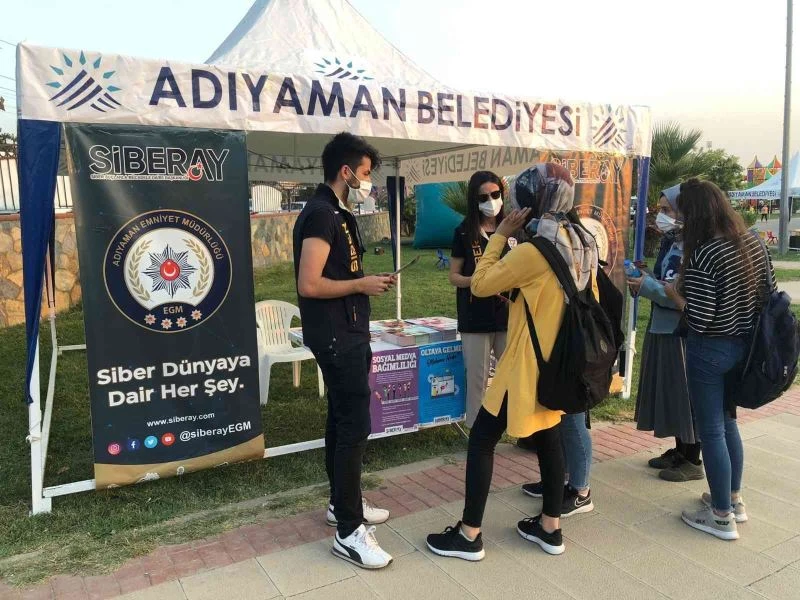 Polisler vatandaşları siber suçlara karşı uyardı
