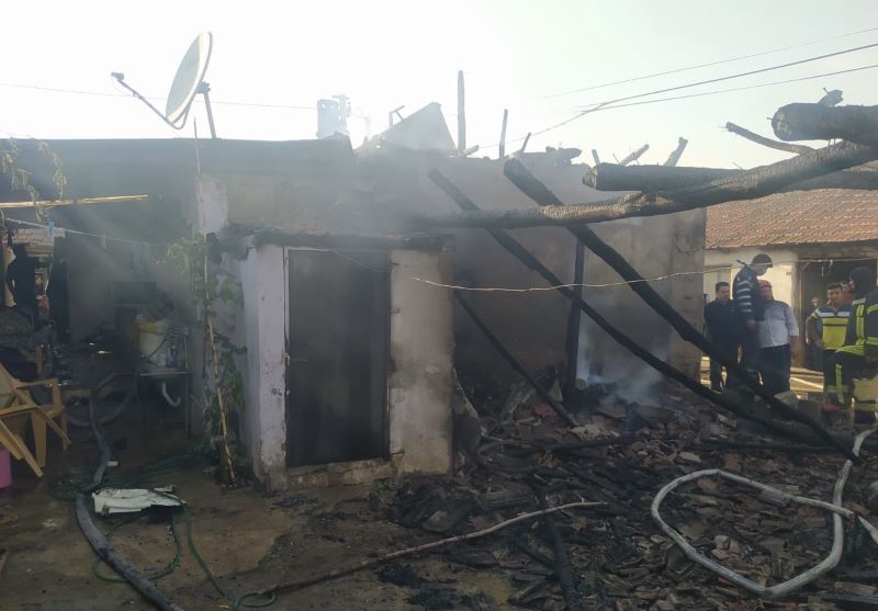 Ahmetli’de ev yangını: 6 keçi telef oldu
