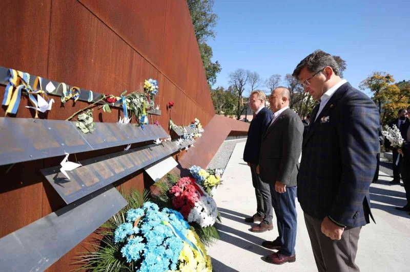 Bakan Çavuşoğlu, Cennet Bölüğü Anıtı’na çiçek bıraktı
