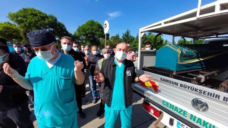 Hayatını kaybeden anestezi teknisyeni için hastane önünde tören düzenlendi
