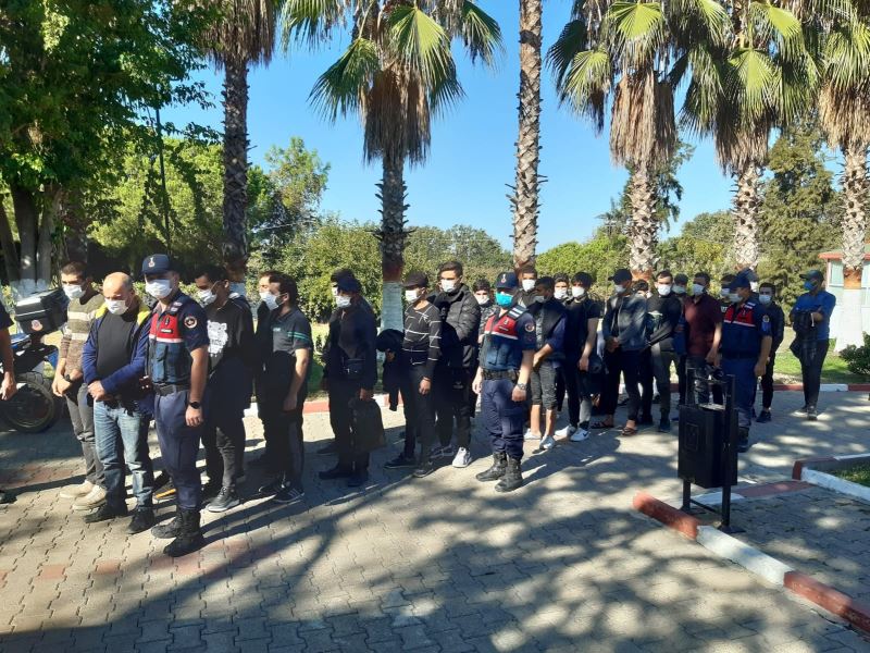 Antalya’da deniz kıyısındaki sazlık alana saklanan 28 düzensiz göçmen yakalandı
