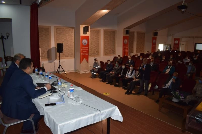 Arguvan’da depremde hasar gören ev ve ahırların yıkımına başlanacak
