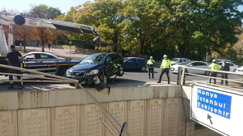 Bariyerlerden uçmaktan son anda kurtuldu
