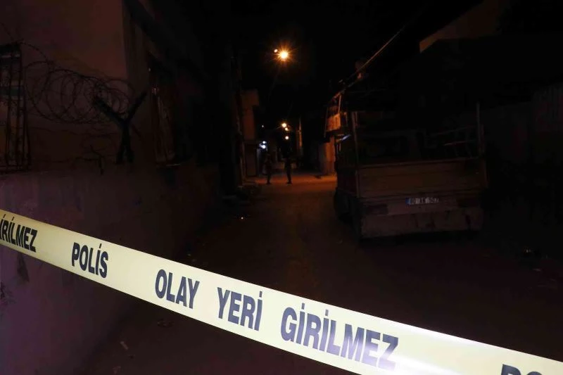 Çatıda pusuya düşürülen genç öldü: Saldırı sonrası kaçan 2 kişi aranıyor