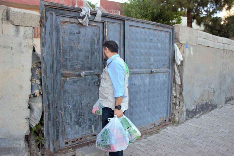 Umut Kervanı Cizre’de onlarca aileye gıda yardımında bulundu
