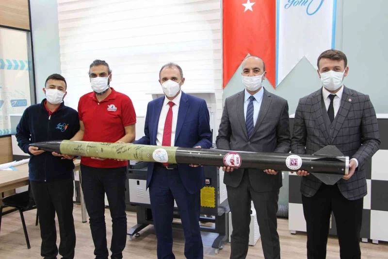 FÜ Rektörü Göktaş, Teknofest’ten başarılarla dönen Roket takımı ile bir araya geldi
