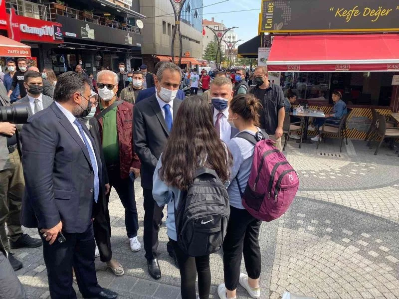 Bakan Özer, 250 metrede 10 tane tablet dağıttı
