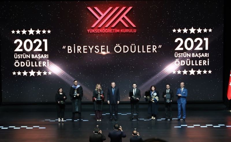 “YÖK Üstün Başarı Ödülleri” Cumhurbaşkanı Erdoğan’ın ellerinden sahiplerini buldu
