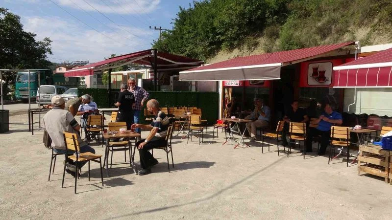 Selde dükkanlarını kaybeden esnaf, konteynır işyerlerinde faaliyetlerini yürütüyor
