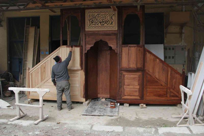 Yaptığı minber ve mihraplar 300’e yakın cami ve mescidi donatıyor
