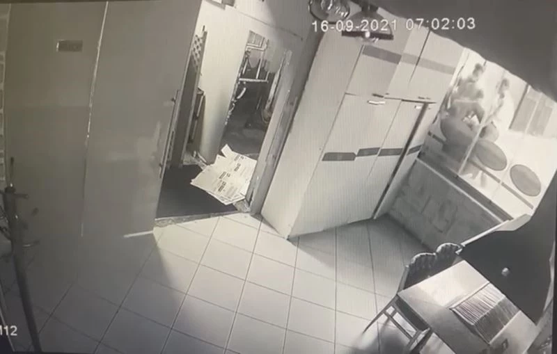 (Özel) İstanbul’da hırsızlar ayaklarıyla camını kırdıkları işyerini soydu

