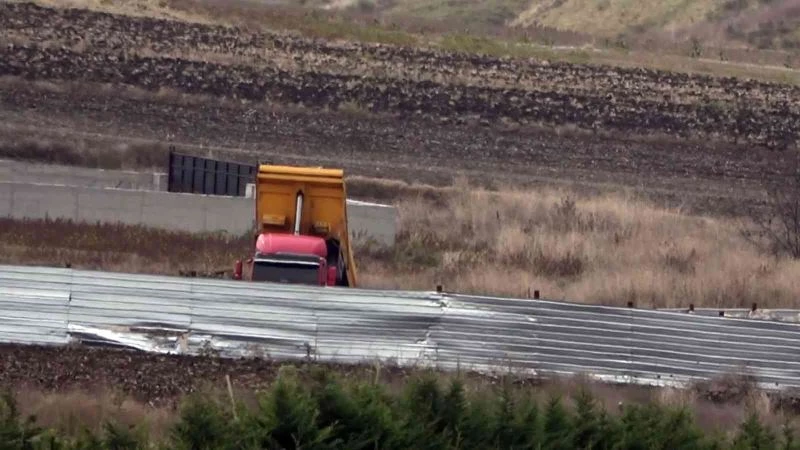 (Özel) Çatalca’da otoyol kenarına kaçak hafriyat dökümü böyle görüntülendi

