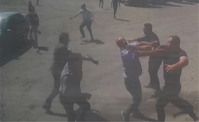 Yumrukların havada uçuştuğu kavga kameralara yansıdı
