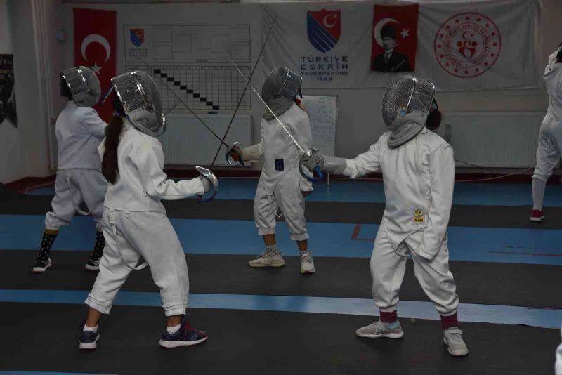 Manisa BBSK Başkanı Güzgülü eskrim takımıyla buluştu
